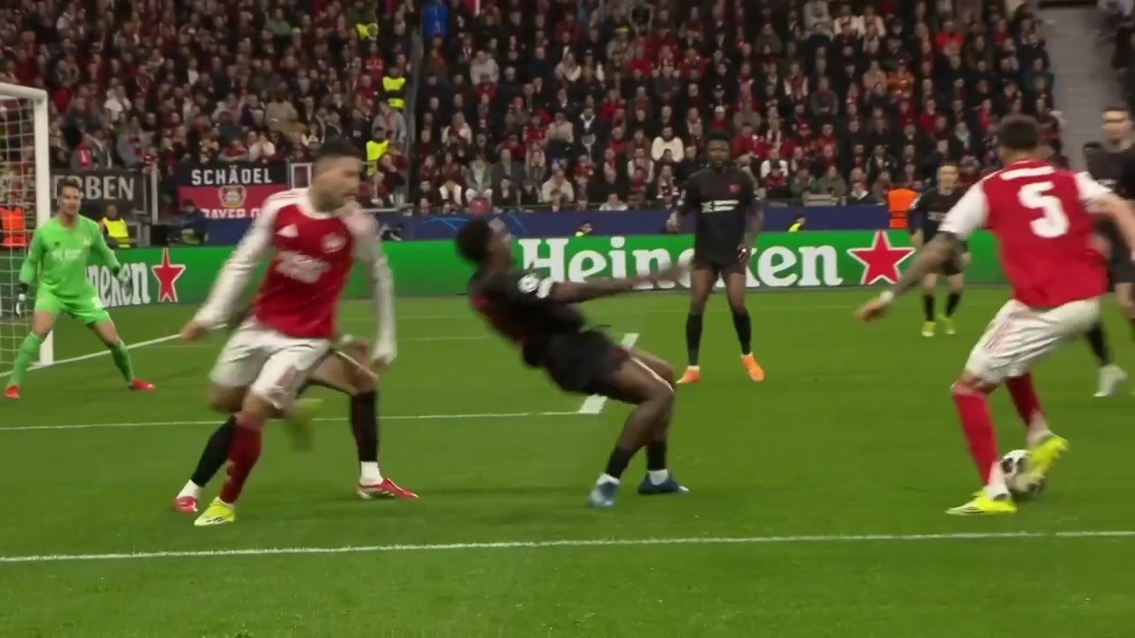 阿利米拜合拉木互喷各领一黄 蓉城英博半场火药味骤起