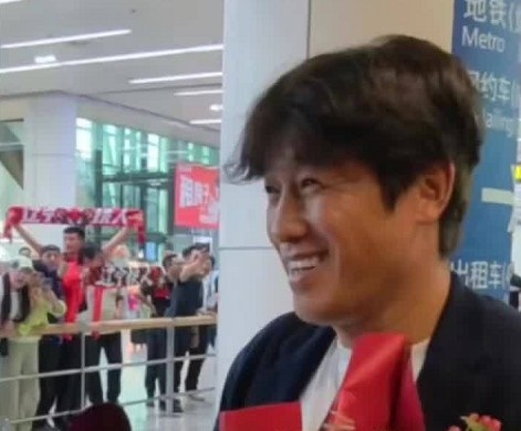 辽宁铁人队史中超客场首胜返程 百余名球迷机场接机 辽宁铁人队史中超客场首胜返程 百余名球迷机场接机