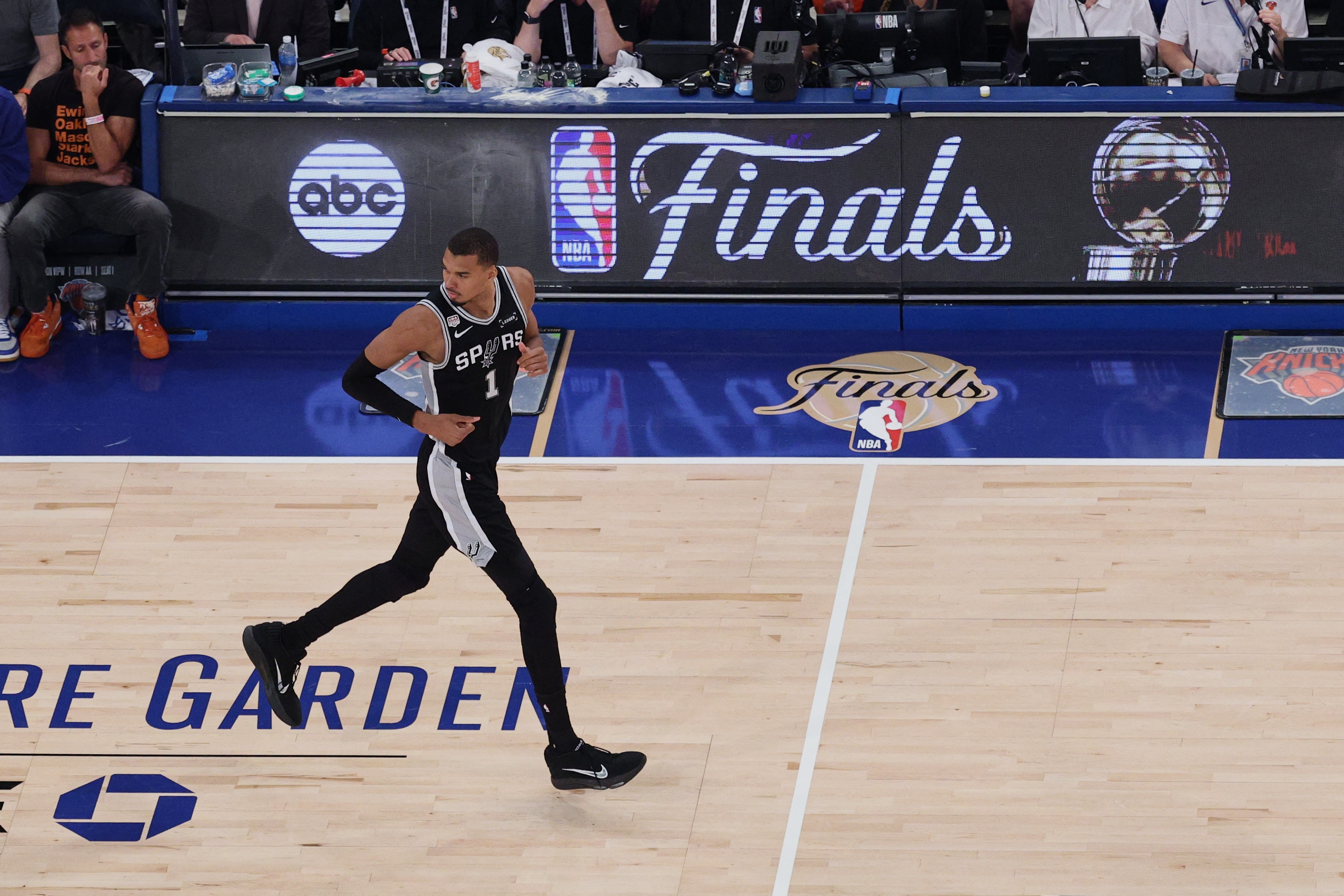 追梦格林炮轰马刺年轻球员：输球不握手是缺乏领袖，走上错误道路