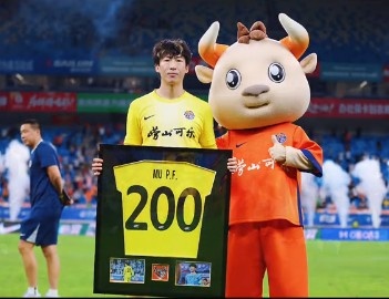 牟鹏飞海牛200场里程碑 青岛4-2胜云南玉昆 牟鹏飞海牛200场里程碑 青岛4-2胜云南玉昆