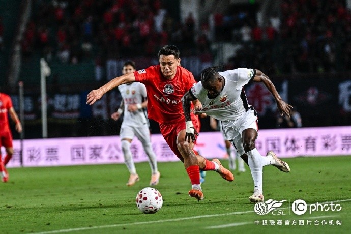李新翔扳平+让·克劳德替补头槌 海港2-1客胜河南 李新翔扳平+让·克劳德替补头槌 海港2-1客胜河南