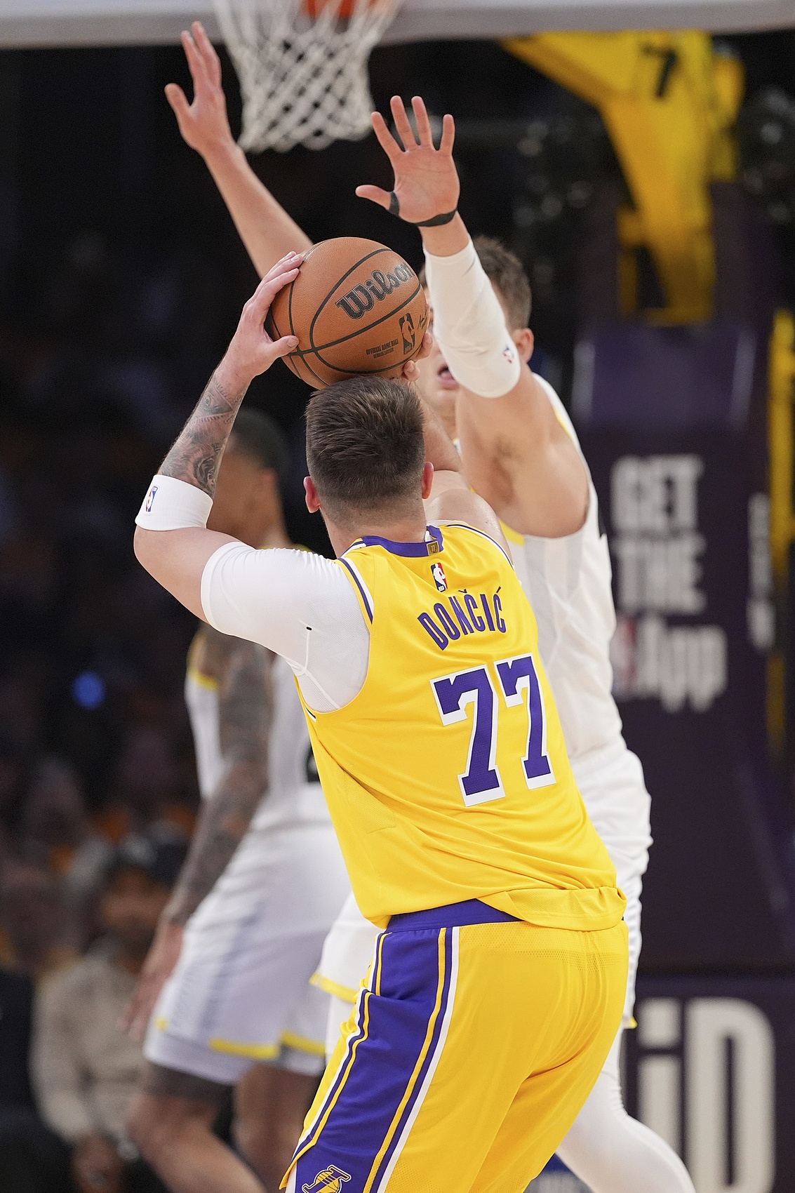 东契奇最后通牒:湖人今夏必须引进顶级中锋 合同仅剩两年