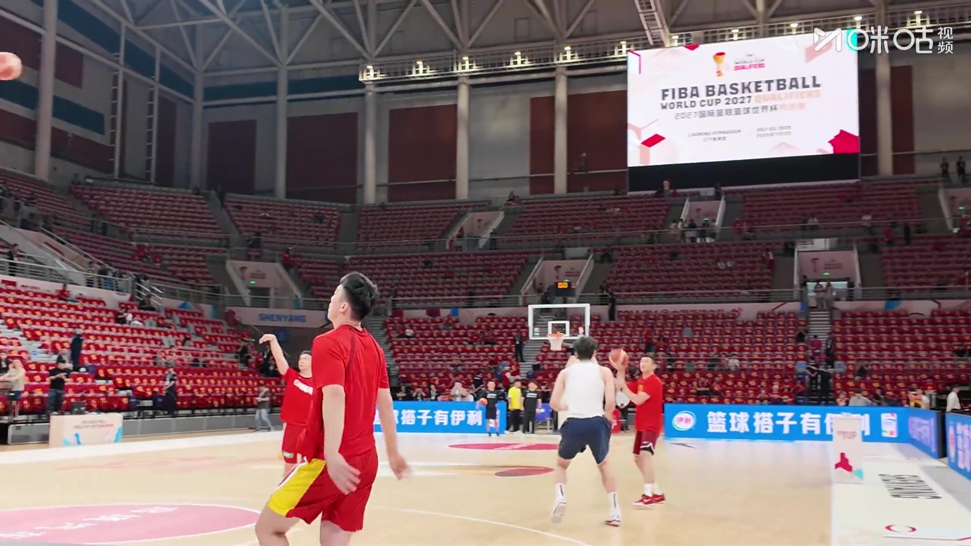 杨瀚森赛前专项热身 中日男篮今晚19:30开战 杨瀚森赛前专项热身 中日男篮今晚19:30开战