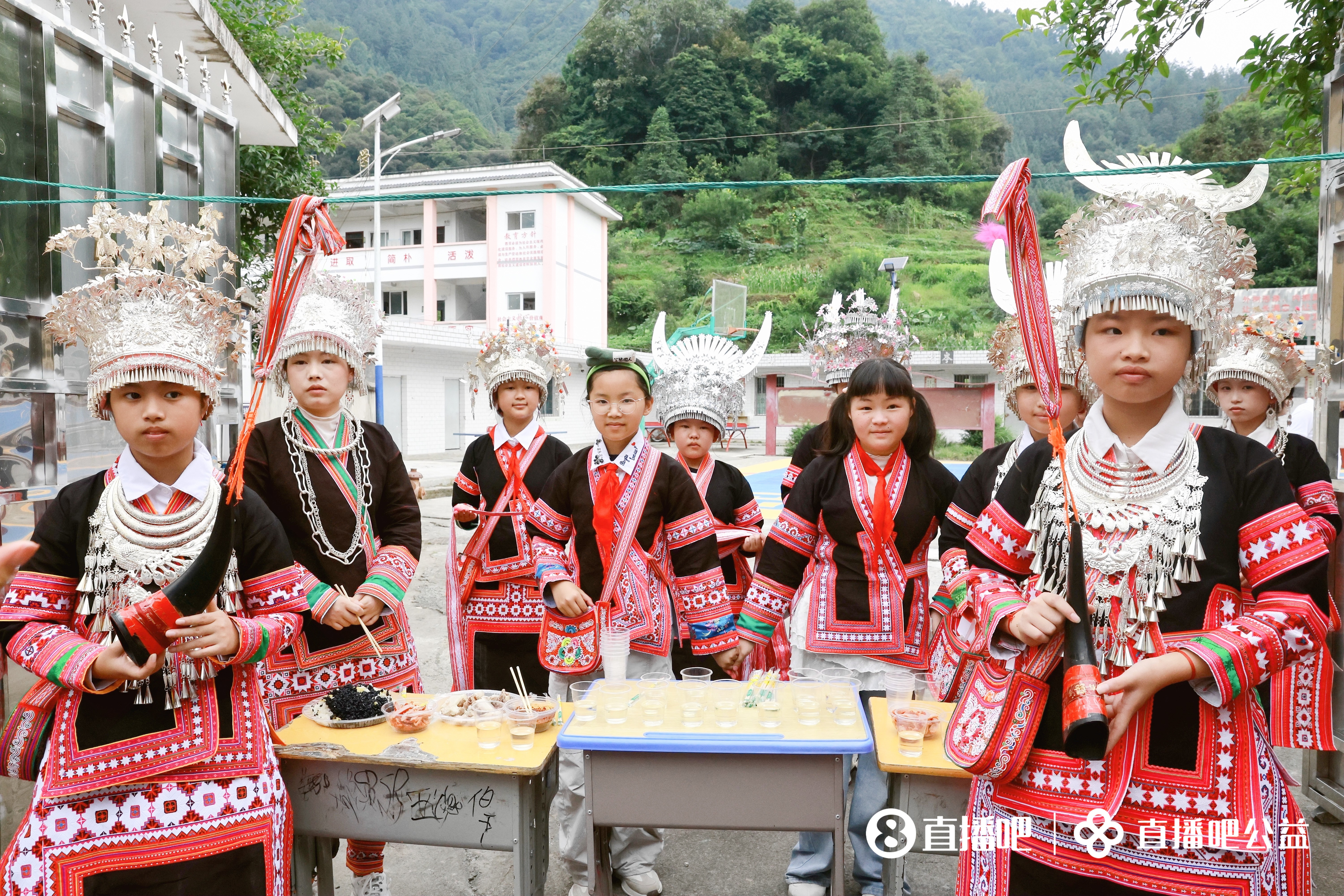 公益足球场落地贵州榕江岑最小学 山区孩子终获专业草坪 公益足球场落地贵州榕江岑最小学 山区孩子终获专业草坪