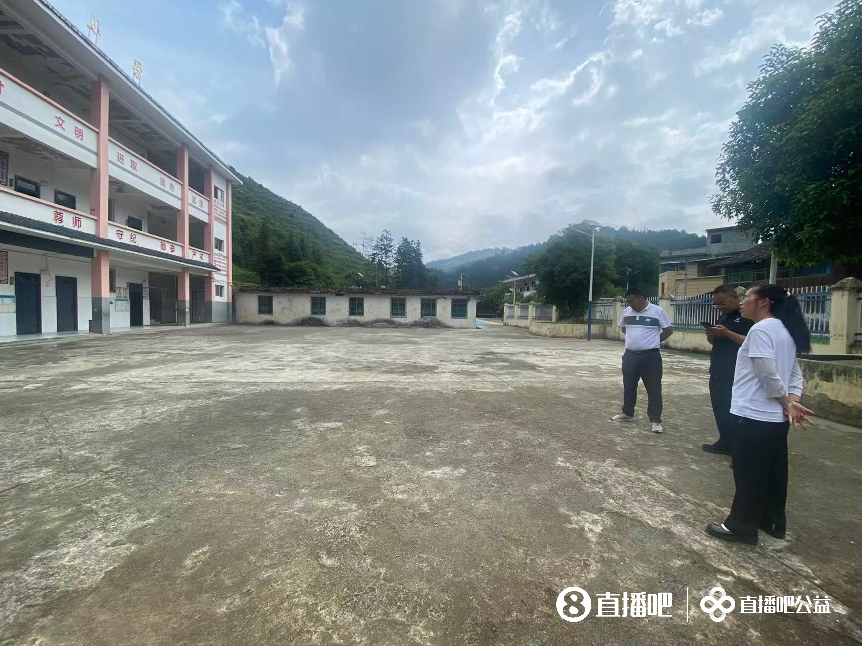 公益足球场落地贵州榕江岑最小学 山区孩子终获专业草坪 公益足球场落地贵州榕江岑最小学 山区孩子终获专业草坪