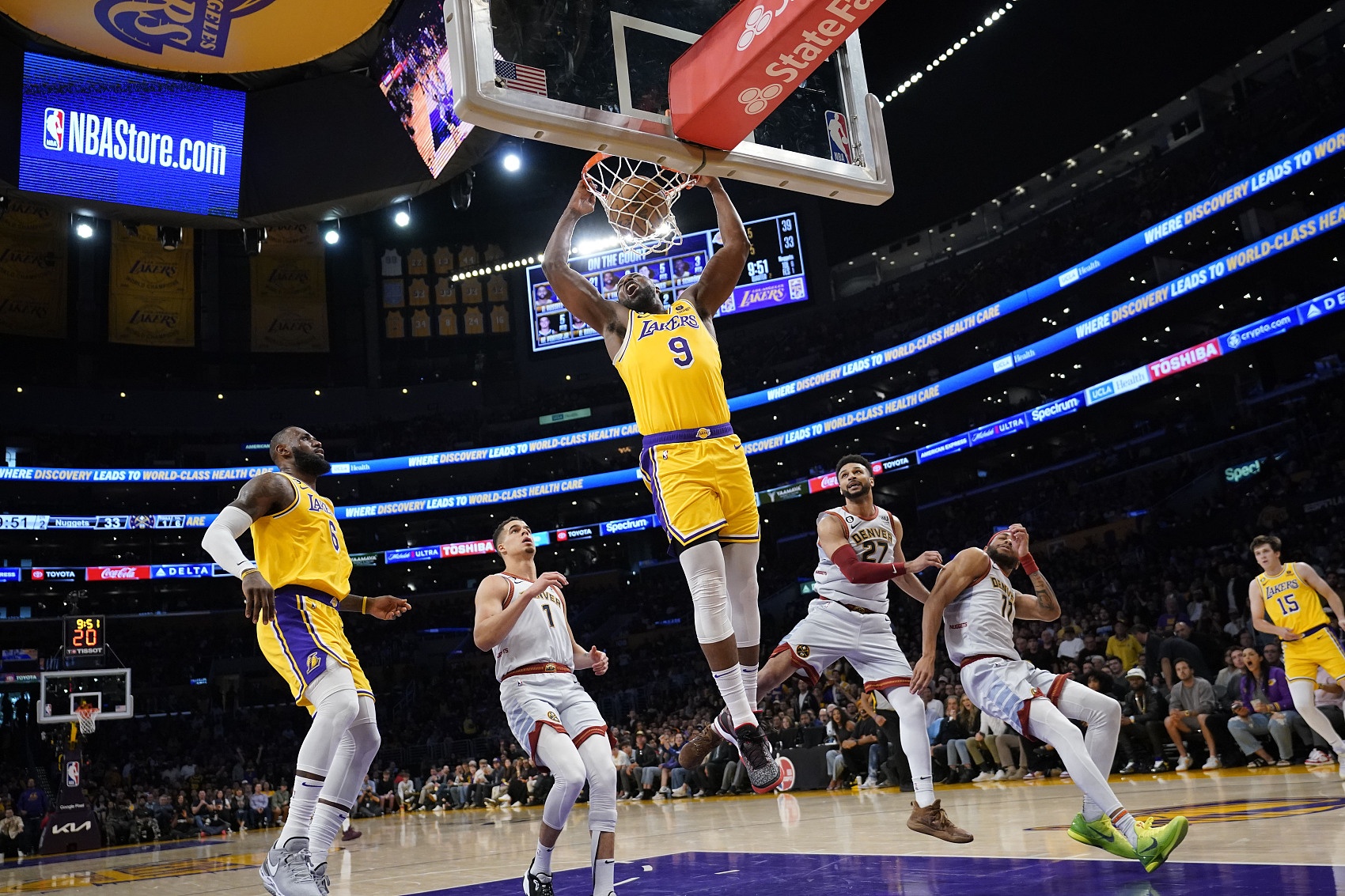 前骑士中锋曝湖人内幕：勒布朗职业态度不变 我成连接年轻球员纽带