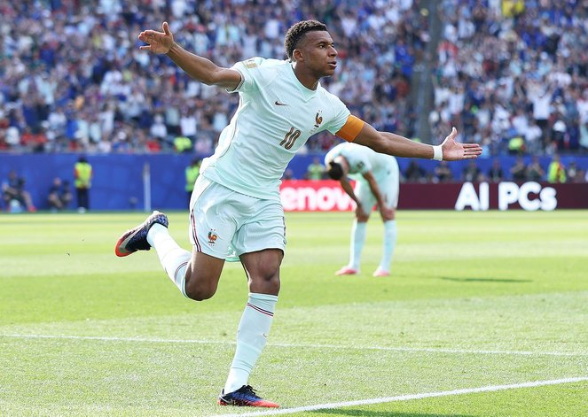 法国2-0摩洛哥：兵不血刃，德尚提前20分钟为半决赛留力